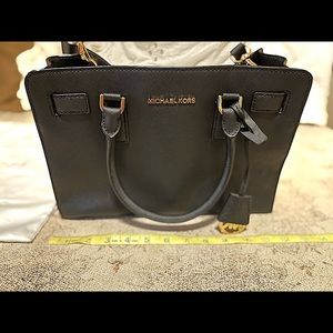 MICHAEL KORS BLACK SAFFIANO LEATHER DILLON WITH GOLD HARDWARE SATCHEL